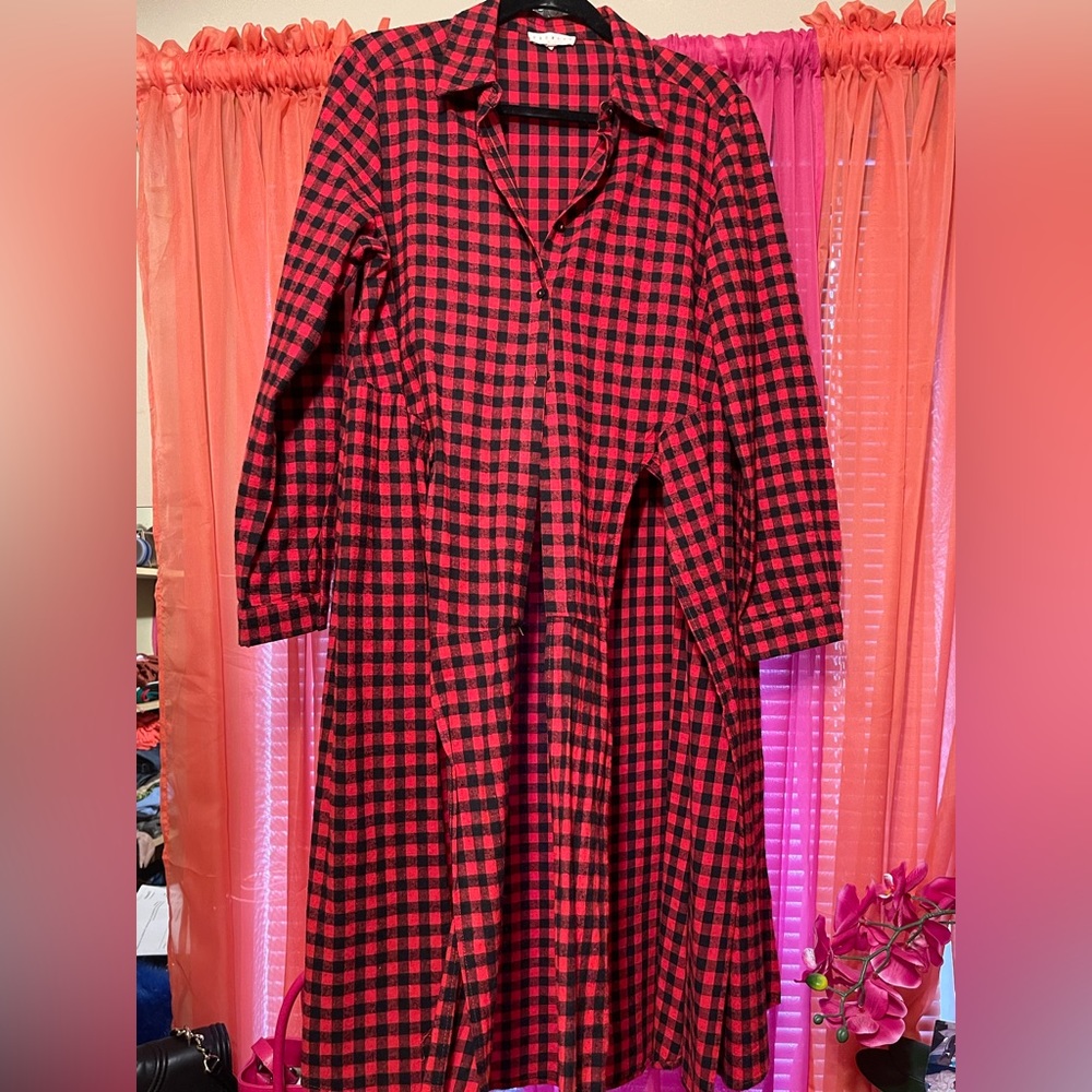 By Promesa. Plaid print, size medium, long sleeves